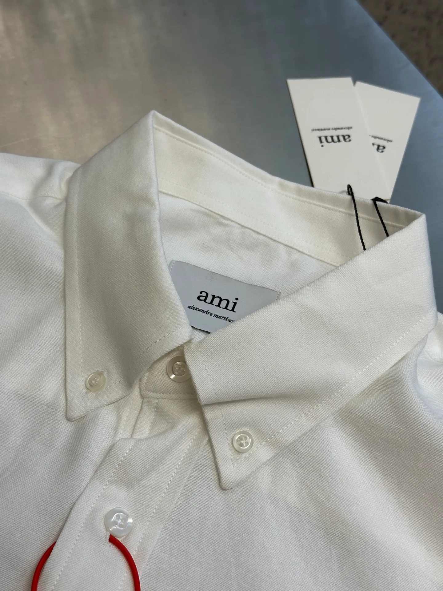Ami Love Heart Embroidered Box Shirt is made of custom-made luxurious oxford fabric, with a bright red heart on the chest, embellished like a work of art, casual yet sophisticated. Adopting imported machine embroidery technology, advanced computer control systems and precision mechanical components, Ami's love embroidery work is achieved with high precision and smooth and delicate lines. size：S M L XL